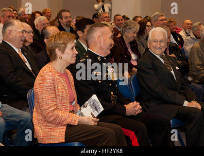 Kommandant des Marinekorps, General Joseph F. Dunford, Jr., Zentrum, lacht zusammen mit pensionierter Generalleutnant Lawrence Snowden, richtige, während ein Iwo Jima Wiedersehen bei Marine Barracks Washington, DC, 19. Februar 2015. Das Ereignis erinnert den 70. Jahrestag der Schlacht von Iwo Jima mit Veteranen, Familien, Würdenträger und Service-Mitglieder. (Foto: U.S. Marine Corps CPL. Lauren L. Whitney/freigegeben) 70. Iwo Jima Reunion 150219-M-GZ082-047 Stockfoto