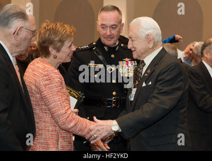 Kommandant des Marinekorps, General Joseph F. Dunford, Jr., Zentrum, führt seine Frau Ellyn Dunford, pensionierter Generalleutnant Lawrence Snowden, richtige, während ein Iwo Jima Wiedersehen bei Marine Barracks Washington, DC, 19. Februar 2015. Das Ereignis erinnert den 70. Jahrestag der Schlacht von Iwo Jima mit Veteranen, Familien, Würdenträger und Service-Mitglieder. (Foto: U.S. Marine Corps CPL. Lauren L. Whitney/freigegeben) 70. Iwo Jima Reunion 150219-M-GZ082-106 Stockfoto