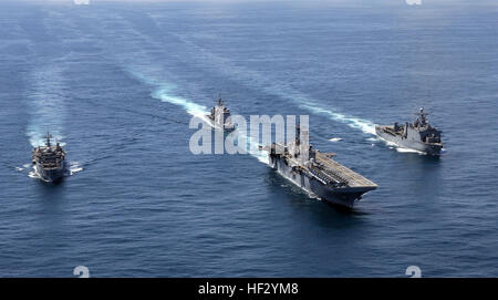 090521-M-8752R-221 Atlantik (21. Mai 2009) der Bataan amphibische bereit Gruppe (ARG) läuft in Bildung im Atlantischen Ozean. Die 22. Marine Expeditionary Unit, an Bord der Schiffe von der Bataan ARG eingesetzt dient als das Theater reserve Force für U.S. European Command. (Foto: U.S. Marine Corps CPL. Theodore W. Ritchie/freigegeben) UNS Marine 090521-M-8752R-221 läuft er Bataan amphibische bereit Gruppe (ARG) in Bildung im Atlantischen Ozean Stockfoto