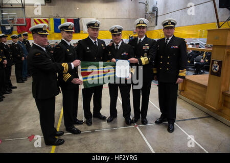 150220-N-AT895-140 HALIFAX, Kanada (20. Februar 2015) Chief of Naval Operations (CNO) ADM Jonathan Greenert präsentiert die US-Navy Meritorious Unit Commendation (MUC) an die Crew von HMCS Toronto (FFH-333) von der Royal Canadian Navy.  Toronto erhielt die Auszeichnung für ihre wesentlichen Störung der Drogen, kriminelle und terroristische Aktivitäten während, kombiniert Task Force (CTF) 150 zugewiesen.  (Foto: U.S. Navy Mass Communication Specialist 1. Klasse Nathan Laird/freigegeben) HMCS Toronto erhält Auszeichnung 150220-N-AT895-140 Stockfoto