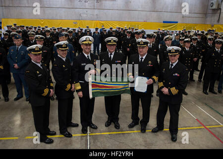 150220-N-AT895-150 HALIFAX, Kanada (20. Februar 2015) Chief of Naval Operations (CNO) ADM Jonathan Greenert präsentiert die US-Navy Meritorious Unit Commendation (MUC) an die Crew von HMCS Toronto (FFH-333) von der Royal Canadian Navy.  Toronto erhielt die Auszeichnung für ihre wesentlichen Störung der Drogen, kriminelle und terroristische Aktivitäten während, kombiniert Task Force (CTF) 150 zugewiesen.  (Foto: U.S. Navy Mass Communication Specialist 1. Klasse Nathan Laird/freigegeben) HMCS Toronto erhält Auszeichnung 150220-N-AT895-150 Stockfoto