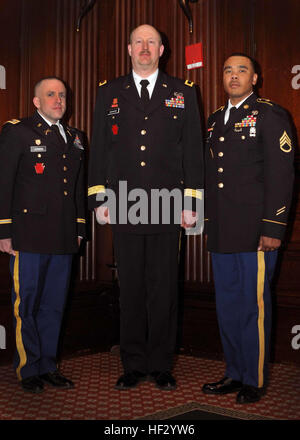 Major Francisco S. Junkin, 56. Stryker Brigade Combat Team Operationsoffizier, Reading, Pennsylvania, Major General Andrew Schäfer, 28. Infanterie-Division-stellvertretender Kommandierender general, und Staff Sgt Melvyn L. Mayo Jr., Medical Battalion Schulungswebsite Lehrer Fort Indiantown Gap, stehen für ein Foto nach Junkin und Mayo akzeptiert die Major Octavius V. Catto Medal in The Union League of Philadelphia, 21 Februar , 2015. Der Preis trägt den Namen der Bürgerkrieg-Ära Milizoffizier und afroamerikanischen Bürgerrechtler aus Philadelphia und erhält dafür um Mitglieder zu schützen, die vorbildlichen Service und Kommunikations-anzeigen Stockfoto