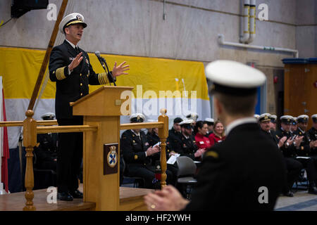 150220-N-AT895-104 HALIFAX, Kanada (20. Februar 2015) Chief of Naval Operations (CNO) ADM Jonathan Greenert befasst sich mit die Besatzung der HMCS Toronto (FFH-333) von der Royal Canadian Navy.  Einer präsentierte Toronto mit der US Navy Meritorious Unit Commendation (MUC) für ihre wesentlichen Störung der Drogen, kriminelle und terroristische Aktivitäten während, kombiniert Task Force (CTF) 150 zugewiesen.  (Foto: U.S. Navy Mass Communication Specialist 1. Klasse Nathan Laird/freigegeben) HMCS Toronto erhält Auszeichnung 150220-N-AT895-104 Stockfoto