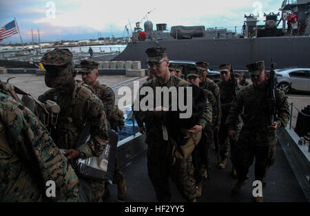 US-Marines mit dem 15. Marine Expeditionary Unit bereiten Sie sich auf der USS Essex (LHD-2) amphibischen Geschwader/Marine Expeditionary Unit Integration Training (PMINT) beginnen begeben Sie sich an Bord Naval Base San Diego 22. Februar 2015. Die 15. MEU ist an Bord der drei Schiffe der Essex amphibische Gruppe bereit - der USS Essex, USS Anchorage (LPD 23) begonnen, und USS Rushmore (LSD-47) – während der PMINT weiterhin die Integration und training mit PHIBRON und Schiff Mitarbeiter, wie sie für die Bereitstellung noch in diesem Frühjahr vorzubereiten. (Foto: U.S. Marine Corps CPL Elize McKelvey/freigegeben) 15. MEU Marines verlassen Camp Pe Stockfoto