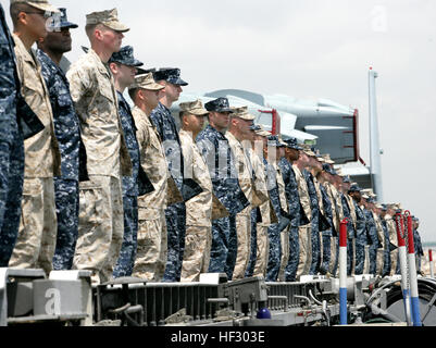 Marines mit dem 22. Marine Expeditionary Unit und Segler mit USS Bataan Mann die Schienen als Bataan in den Hafen von Palma De Mallorca, Spanien, Mai 27 Segel. Die 22. MEU, eingesetzt an Bord der Schiffe der Bataan amphibische Gruppe bereit, verbüßt derzeit als das Theater reserve Force für U.S. European Command. USS Bataan segelt in Palma De Mallorca, Spanien-DVIDS176620 Stockfoto