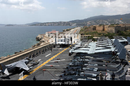 090527-M-8752R-078 PALMA DE MALLORCA, Spanien (27. Mai 2009) Marines, die 22. Marine Expeditionary Unit zugeordnet und Matrosen, die amphibische zugewiesen Schiff USS Bataan Mann die Schienen, wie Bataan in den Hafen von Palma De Mallorca für den ersten Port Besuch ihres geplanten Einsatzes zieht. Die 22. MEU, begann an Bord der Schiffe der Bataan amphibische Gruppe bereit, verbüßt derzeit, wie das Theater reservieren Kraft für U.S. European Command. (Foto: U.S. Marine Corps CPL. Theodore W. Ritchie/freigegeben) U.S. Navy 090527-M-8752R-078-Marines, die 22. Marine Expeditionary Unit zugeordnet ein Stockfoto