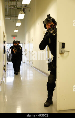 Rumänische Intelligence Service-Personal mit der Brigada Antiterorista demonstrieren Raum clearing Techniken US-Marines von Alpha Flotte Anti-Terrorism Security Team Unternehmen Europa (FASTEUR), Naval Station Rota, bei der US-Botschaft in Bukarest 25. Februar 2015. Das Engagement der Botschaft zur Verfügung gestellt FASTEUR Marines einer Chance, Ausbildung zur Stärkung einer amerikanischen Botschaft mit Host Nation Kräfte im Krisenfall durchzuführen. (U.S. Marine Corps Foto von Sgt. Esdras Ruano/freigegeben) U.S. & rumänischen Kräfte Verhalten bilaterale Training 150225-M-XZ244-021 Stockfoto