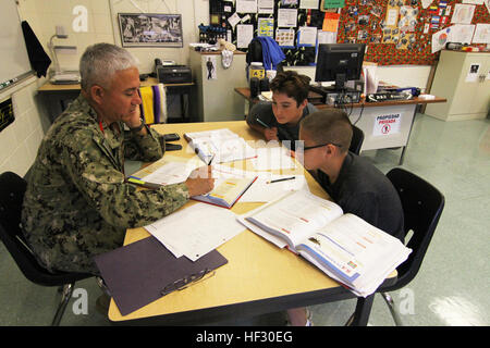 Senior Chief Petty Officer Kenneth King eingetragen Maritime Sicherheitsabteilung Senior Leader, gehen über Algebra ich Probleme mit Förderung durch individuelle Festlegung Studenten am 26. Febr. Die Kursteilnehmer in die AVID-Programm erhalten eine Klasse Zeit pro Woche über arbeiten gehen von einem Privatlehrer, die in der Regel eine freiwillige aus der Gemeinde zugeordnet sind. (Foto: U.S. Army Spc. Amber Bohlman / veröffentlicht) Vorbereitung für eine erfolgreiche Zukunft 150226-Z-NW242-039 Stockfoto