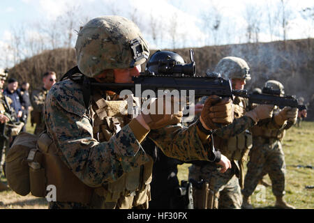 US-Marines von Alpha Flotte Anti-Terrorism Security Team Unternehmen Europa (FASTEUR), Naval Station Rota, schiesst den rumänischen Geheimdienst Schießstand in Bukarest, 26. Februar 2015 MP-7 Maschinengewehre. FASTEUR Marines durchgeführt Kleinwaffen Treffsicherheit Training mit Host Nation während Verlobung Botschaft Truppen, beide Kräfte auf Waffen, normalerweise während Sicherheitsoperationen vertraut zu machen. (U.S. Marine Corps Foto von Sgt. Esdras Ruano/freigegeben) U.S. & rumänischen Kräfte Verhalten bilaterale Training 150226-M-XZ244-475 Stockfoto