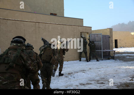 US-Marines, Soldaten aus der 43. georgische Infanterie-Bataillon und moldauischen Soldaten spielt die Rolle der Afghan National Army Soldaten eilen zur Deckung nach Erhalt simuliertes feindliches Feuer während der Mission Rehearsal Übung bei der Joint Multinational Readiness Center, Hohenfels, Deutschland, am 26. Febr. Die Übung ist ein Monat lang kulminierende Fall in der Soldaten aus dem 43. georgische Infanterie-Bataillon in die eigenen Fähigkeiten getestet werden, bevor Sie nach Afghanistan bereitgestellt werden. US-Marines, georgische Soldaten und moldauischen Soldaten eilen Deckungder 150226-M-GF383-007 Stockfoto