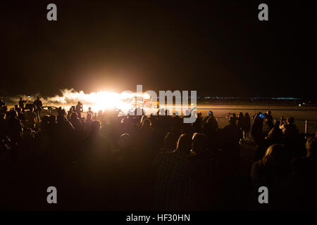 Der Shockwave Jet Truck führt während der Yuma Airshow auf der Marine Corps Air Station Yuma eine leistungsstarke Demonstration durch und zeigt die Fahrzeugleistung und Unterhaltung für die Zuschauer. Stockfoto