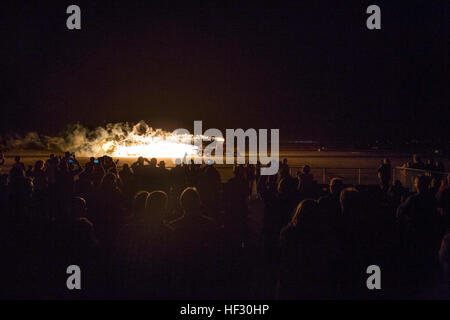 Während der jährlichen Yuma Airshow führt der Shockwave Jet Truck Hochgeschwindigkeitsdemonstrationen auf der Fluglinie von MCAS Yuma durch, um Zuschauer zu unterhalten und militärische Unterstützungsfähigkeiten zu zeigen. Stockfoto