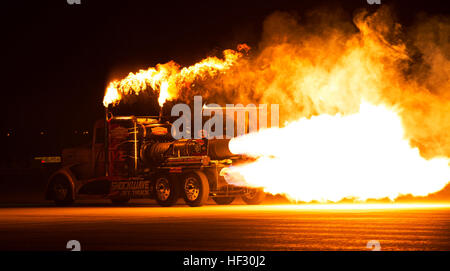 Im Rahmen der jährlichen Yuma Airshow liefert Shockwave Jet LKW-Fahrer Chris Darnell eine hoch-Oktan Performance vor Twilight zeigen Zuschauern auf dem Flug Linie im Marine Corps Air Station, Yuma, Arizona, Freitag, 27. Februar 2015. MCAS Yuma Twilight Show 150227-M-UQ043-524 Stockfoto