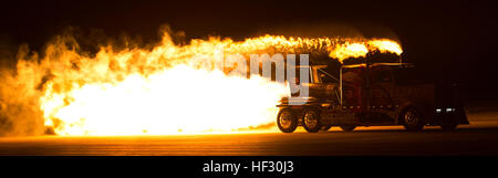 Der Shockwave Jet Truck führt auf der Yuma Airshow Twilight Show auf der Fluglinie auf der Marine Corps Air Station Yuma, Arizona, eine leistungsstarke Demonstration durch. Stockfoto