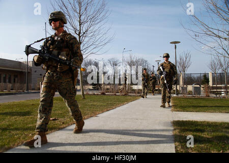 US-Marines von Alpha Flotte Anti-Terrorism Security Team Unternehmen Europa (FASTEUR), Naval Station Rota, Spanien, Durchführung einer Sicherheit Sweep des US Embassyin Bukarest, Rumänien, 27. Februar 2015. Das Engagement der Botschaft zur Verfügung gestellt FASTEUR Marines einer Chance, Ausbildung zur Stärkung einer amerikanischen Botschaft mit Host Nation Kräfte im Krisenfall durchzuführen. (U.S. Marine Corps Foto von Sgt. Esdras Ruano/freigegeben) U.S. & rumänischen Kräfte Verhalten bilaterale Training 150227-M-XZ244-073 Stockfoto