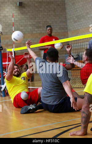 Sgt. Eric Rodriguez, ein Veteran aus San Diego, Kalifornien, übergibt einen Volleyball zu einem Mitspieler in einer sitzenden Volleyball Praxis während der 2015 Marinekorps Versuche. Konkurrenz bietet Möglichkeiten für die Marines zu trainieren, als Athleten, während ihre Stärke zu erhöhen, so können sie ihren Wehrdienst weiterhin oder gesunde Gewohnheiten für das Leben außerhalb des Dienstes zu entwickeln. Das Marine Corps Verwundeten Krieger Regiment ermöglicht Verwundete, kranke oder verletzte Marines, konzentrieren sich auf ihre Fähigkeiten und finden neue Wege, um zu gedeihen. Die fünfte jährliche Marinekorps Versuche findet im Marine Corps Base Camp Pendleton statt, Stockfoto