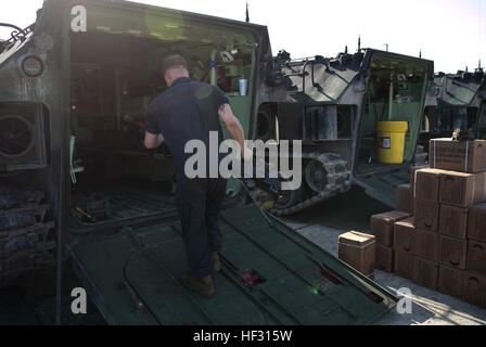 Eine Marine mit 2. Assault Amphibian Battalion, 2. Marine-Division trägt eine.50 Kaliber mittlere Maschinengewehr auf einem Angriff Amphibienfahrzeug auf Stone Bay an Bord der Marine Corps Base Camp Lejeune, North Carolina, 4. März 2015. Die Mission des 2. AABN ist die Unterstützung bei amphibischen Operationen auf Land und Meer, den Transport von Personal und Ausrüstung, und Unterstützung für im inland Ziele, Durchführung von mechanisierten Betrieb und Kampfunterstützung in aufeinanderfolgenden Operationen an Land bezogen. (US Marine Corps Foto von CPL. Tyler A. Andersen / veröffentlicht) 2. Assault Amphibian Battalion lädt Waffen 150304-M-SF Stockfoto