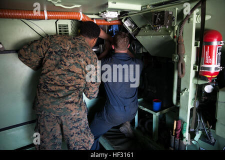 Marines mit 2. Assault Amphibian Battalion, 2. Marine-Division montieren eine.50 Kaliber mittlere Maschinengewehr auf einem Angriff Amphibienfahrzeug auf Stone Bay an Bord der Marine Corps Base Camp Lejeune, North Carolina, 4. März 2015. Das.50 Kaliber mittlere Maschinengewehr an der AAV laden erwies sich als eine schwierige Aufgabe, da die Marines zusammen arbeiten auf engstem Raum, seine Position auf dem Berg zu sichern. Der einfügen Prozess erfolgt rasch mit Marines arbeiten zusammen, um den Lauf einfügen. (US Marine Corps Foto von CPL. Tyler A. Andersen / veröffentlicht) 2. Assault Amphibian Battalion lädt Waffen 150304-M-S Stockfoto