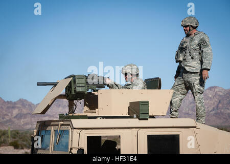 Arizona Army National Guard Pfc. Tanner Bischof feuert die Markierung 19 40mm Granate Maschinengewehr aus dem Turm ein M-1151 Humvee als Sgt. Ian Truex fungiert als der Bereich Sicherheitsbeauftragte während ein Konvoi scharfer Munition Übung bei Yuma Proving Ground Arizona, 6. März 2015. Die Soldaten, die mit Abstand 1, 856th Military Police Company in Prescott, Arizona, sind waren Besatzung diente Waffen Einarbeitung Durchführung. (Foto: US Army National Guard Staff Sgt Brian A. Barbour) 856th Gesellschaft MP führt scharfer Munition ausüben 150306-Z-LW032-009 Stockfoto