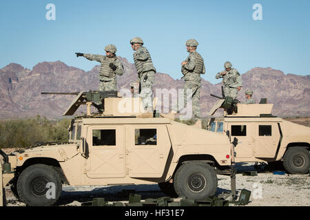 Arizona-Nationalgarde Soldaten mit 856th Military Police Company in Bellemont, ARIZ Feuer ein M2 Kaliber.50 Maschinengewehr, links, und eine Markierung 19 40mm Granate Maschinengewehr von den Türmen der M-1151 Humvees auf eine Palette an Yuma Proving Ground, ARIZ., 6. März 2015. 856th Gesellschaft MP dirigierte seinen März Bohrer, welche Beteiligten Mannschaft Waffen Einarbeitung, gefolgt von einem Konvoi scharfer Munition Übung diente. (Foto: US Army National Guard Staff Sgt Brian A. Barbour) 856th Gesellschaft MP führt scharfer Munition ausüben 150603-Z-LW032-010 Stockfoto