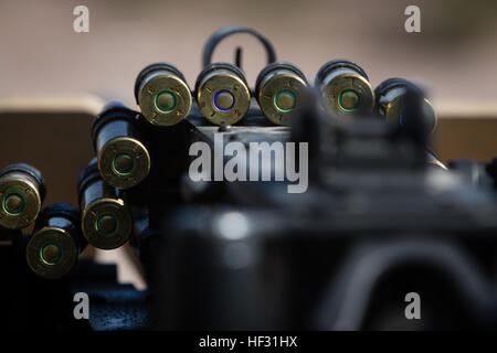 Belted Munition legt über den Zufuhrbehälter Einband ein M2 Kaliber.50 Maschinengewehr, während Soldaten aus Arizona Army National Guard 856th Military Police Company in Bellemont, Arizona, warten, um Waffen zu laden, während ein Konvoi scharfer Munition Übung bei Yuma Proving Ground, ARIZ., 7. März 2015. Während der Übung konnten Soldaten feuern Besatzung diente Waffen Panzer, Fahrzeuge und andere Ziele aus ihrer taktischen Fahrzeuge zogen sie auf einem speziell entwickelten Schießplatz. (Foto: US Army National Guard Staff Sgt Brian A. Barbour) 856th Gesellschaft MP führt scharfer Munition ausüben 150307-Z-LW032-0 Stockfoto