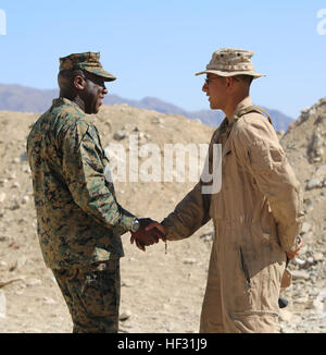 Sgt. Major Ronald L. Green, links, Sergeant Major of the Marine Corps begrüßt SGT Felipe Vasquez, Kanonier, Tank Platoon, Unternehmen B, Ground Combat Element integrierte Task Force, bei seinem Besuch in Reichweite 500, Marine Corps Air Ground Combat Center Twentynine Palms, Kalifornien, 7. März 2015. Ab Oktober 2014 bis Juli 2015 die GCEITF führen individuelle und kollektive Ebene Qualifizierungsmaßnahmen in dafür vorgesehenen Boden Arme berufliche Spezialitäten zu bekämpfen, um die Standards basierende Beurteilung der körperlichen Leistungsfähigkeit der Marines bei einer simulierten operativen Umgebung spezifische zu erleichtern Stockfoto