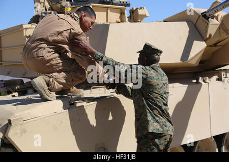 Sgt. Major Ronald L. Green, Recht, Sergeant Major of the Marine Corps grüßt Staff Sgt Roberto Lopez, Gruppenleiter, Tank Platoon, Unternehmen B, Ground Combat Element integrierte Task Force, bei seinem Besuch in Reichweite 500, Marine Corps Air Ground Combat Center Twentynine Palms, Kalifornien, 7. März 2015. Ab Oktober 2014 bis Juli 2015 die GCEITF führen individuelle und kollektive Ebene Qualifizierungsmaßnahmen bezeichnet Boden combat Arms berufliche Spezialitäten die Standards basierende Beurteilung der körperlichen Leistungsfähigkeit der Marines in einer simulierten operativen Umfeld Teemarke Erleichterung Stockfoto