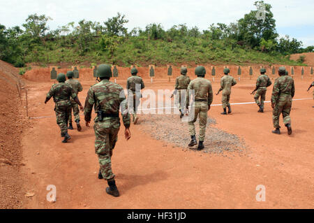 Soldaten der 3. Kompanie der beninischen Armee Feuerwaffen ihre im Bereich 2 an das Zentrum von militärischen Informationen Bembereke, Benin, 12. Juni 2009, während der Übung geteilt Accord. Die Übung ist eine geplante kombinierten US-Benin militärische Übung, die humanitäre und zivile Angelegenheiten Projekte enthält. (U.S. Marine Corps Foto von Master Sgt. Michael f. Retana/freigegeben) 3. Kompanie, Beniner Armee Soldaten auf Palette bei BembC3A8rC3A8kC3A8 2009-06-12-3 Stockfoto