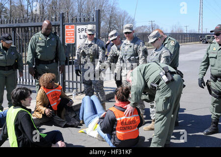 Soldaten aus der 210. Military Police Company arbeiten mit dem Mecklenburg Sheriff Office, den Haupteingang von wütenden Demonstranten während der wachsam Guard-Übung an der Franklin-Wasser-Aufbereitungsanlage in Charlotte, NC, am 7. März 2015 zu sichern.  Wachsam Guard ist ein Übungsprogramm von US Northern Command in Verbindung mit der National Guard Bureau gesponsert. Das Programm bietet eine Gelegenheit für staatliche National Guard Headquarters, Staat gemeinsame Task-Forces, N.C. Notfallmanagement und Grafschaft zivilen Partnern zur Verbesserung der Kommunikation und Arbeitsbeziehungen in einem inländischen Stockfoto