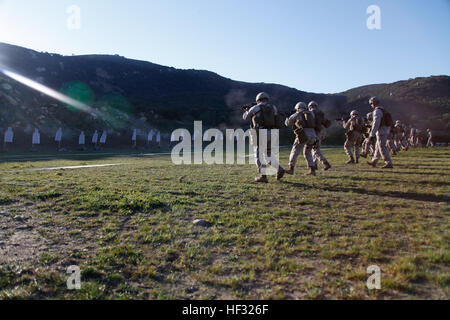 US-Marines von Alpha Flotte Anti-Terrorism Security Team Company Europe, Naval Station Rota, Spanien, Verhalten Leben-Fire Training auf einem Schießstand in Sierra Del Retin, Spanien, 9. März 2015. Das Training war Teil der Übung Lisa Azul, eine trilaterale Übung zu meistern durchgeführt und Kernkompetenzen der Einheit zwischen amerikanischen, britischen und spanischen Marines. (U.S. Marine Corps Foto von Sgt. Esdras Ruano/freigegeben) Sicherheit Kraft Marines durchführen trilateralen Übung während Lisa Azul 150310-M-XZ244-033 Stockfoto