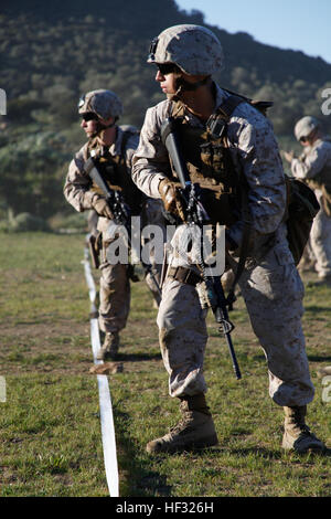 US-Marines von Alpha Flotte Anti-Terrorism Security Team Company Europe, Naval Station Rota, Spanien, Verhalten pivot Übungen während des live-Feuer-Trainings auf einem Schießstand in Sierra Del Retin, Spanien, 9. März 2015. Das Training war Teil der Übung Lisa Azul, eine trilaterale Übung zu meistern durchgeführt und Kernkompetenzen der Einheit zwischen amerikanischen, britischen und spanischen Marines. (U.S. Marine Corps Foto von Sgt. Esdras Ruano/freigegeben) Sicherheit Kraft Marines durchführen trilateralen Übung während Lisa Azul 150310-M-XZ244-054 Stockfoto