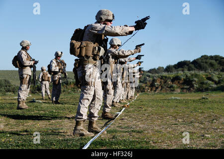 US-Marines von Alpha Flotte Anti-Terrorism Security Team Company Europe, Naval Station Rota, Spanien, Verhalten Übergang vom primär-zum Sekundärwaffe Übungen während des live-Feuer-Trainings auf einem Schießstand in Sierra Del Retin, Spanien, 9. März 2015. Das Training war Teil der Übung Lisa Azul, eine trilaterale Übung zu meistern durchgeführt und Kernkompetenzen der Einheit zwischen amerikanischen, britischen und spanischen Marines. (U.S. Marine Corps Foto von Sgt. Esdras Ruano/freigegeben) Sicherheit Kraft Marines durchführen trilateralen Übung während Lisa Azul 150310-M-XZ244-123 Stockfoto