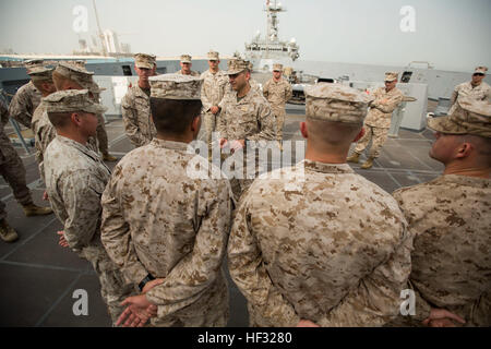 Kol. Scott F. Benedict, Center, Kommandierender Offizier der 24. Marine Expeditionary Unit, spricht mit MEU Marines bei einem Besuch an Bord der USS New York (LPD-21), während im Hafen im Königreich Bahrain, 10. März 2015. Die 24. MEU ist auf den Schiffen der Iwo Jima amphibisches bereit Gruppe in Angriff genommen und eingesetzt, um die Aufrechterhaltung der regionalen Sicherheit in den USA 5. Flotte Einsatzgebiet. (Foto: U.S. Marine Corps CPL. Todd F. Michalek/freigegeben) 24 MEU Kommandierender Offizier besucht Marines an Bord der USS NewYork (LPD-21) 150310-M-YH418-008 Stockfoto