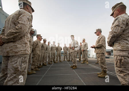 Kol. Scott F. Benedict, Center, Kommandierender Offizier der 24. Marine Expeditionary Unit, spricht mit MEU Marines bei einem Besuch an Bord der USS New York (LPD-21), während im Hafen im Königreich Bahrain, 10. März 2015. Die 24. MEU ist auf den Schiffen der Iwo Jima amphibisches bereit Gruppe in Angriff genommen und eingesetzt, um die Aufrechterhaltung der regionalen Sicherheit in den USA 5. Flotte Einsatzgebiet. (Foto: U.S. Marine Corps CPL. Todd F. Michalek/freigegeben) 24 MEU Kommandierender Offizier besucht Marines an Bord der USS NewYork (LPD-21) 150310-M-YH418-015 Stockfoto