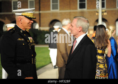 34. Kommandant des United States Marine Corps General James Conway veranstaltet der Abend-Parade mit Ehrengast der 75. Sekretär der United States Navy die Honorable Raymond Mabus an Marine Barracks Washington am 19. Juni 2009. Amtliche Vereinigte Staaten Marinekorps Foto von Lance Corporal Tyson Dalgai. (Freigegeben) US Marine Corps General James Conway, links, und US Secretary Of The Navy Raymond Mabus sprechen an Marine Barracks Washington in Washington, DC, 19. Juni 2009 090619-M-HK712-334 Stockfoto