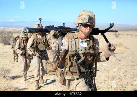 Sgt. Hannah S. Jacobson, MG-Schütze mit Waffen Firma, Ground Combat Element integrierte Task Force, und ihr Maschinengewehr Team Manöver, um ihre Unterstützung durch Feuer-Stellung in der Vorbereitung, während eine Funktionsprüfung der Marine Corps und Bewertungstätigkeit Bewertung im Bereich 107, Marine Corps Air Ground Combat Center Twentynine Palms, 10. März 2015 Ziele zu engagieren. Ab Oktober 2014 bis Juli 2015 der GCEITF führen individuelle und kollektive Ebene Qualifizierungsmaßnahmen benannt Boden combat Arms berufliche Spezialitäten zur Erleichterung der standardisierten Bewertung des physischen Stockfoto