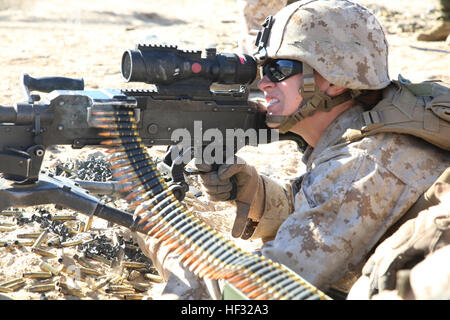 Sgt. Hannah S. Jacobson, MG-Schütze mit Waffen Firma, Ground Combat Element integrierte Task Force, bietet enge unterstützendes Feuer für ihr Team bei Zielen mit dem Maschinengewehr M240B Medium während einer Marine Corps Funktionsprüfung und Bewertungstätigkeit Bewertung im Bereich 107, Marine Corps Air Ground Combat Center Twentynine Palms, 10. März 2015. Ab Oktober 2014 bis Juli 2015 die GCEITF führen individuelle und kollektive Ebene Qualifizierungsmaßnahmen bezeichnet Boden combat Arms berufliche Spezialitäten zur Erleichterung die standardisierten Bewertung der die physica Stockfoto