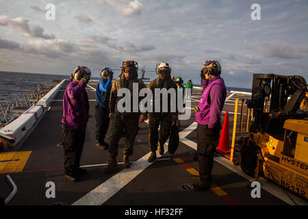 US Navy Matrosen machen einen Gruß an US Marine Corps Oberst Romin Dasmalchi, befehlshabender Offizier, 31. Marine Expeditionary Unit (MEU), wie er ankommt, sprechen Sie mit Marines und Segler mit Bekämpfung der Logistik-Bataillon 31, 31. MEU und Battalion Landing Team 2. Bataillon, 4. Marinen, 31. MEU während amphibische integrierte Ausbildung an Bord der USS Green Bay (LPD-20), am Meer, März 11 , 2015. Die Marines und Segler sind zurzeit ihre Frühjahr Patrouille der Asien-Pazifik-Region führt.  (Foto: U.S. Marine Corps GySgt Ismael Pena/freigegeben) 31. MEU Besuche der USS Grüne Bucht 150311-M-CX588-010 Stockfoto