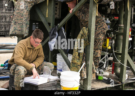 Marines mit Combat Logistik Battalion-6 nehmen Salz-Wasser aus einer nahegelegenen Bucht und verdeckte es frisches Trinkwasser während ein Bataillon Feld ausüben an Bord Camp Lejeune, North Carolina, 13. März 2015.  CLB-6 ist Trainings zur Vorbereitung ihres nächsten Einsatzes auf Spezial-Marine Air-Ground Task Force Krise Antwort-Afrika.  (Offizielle US Marinecorps Foto: CPL. Michael Dye/freigegeben) CLB-6 hält Betrieb 150313-M-CO304-008 Stockfoto