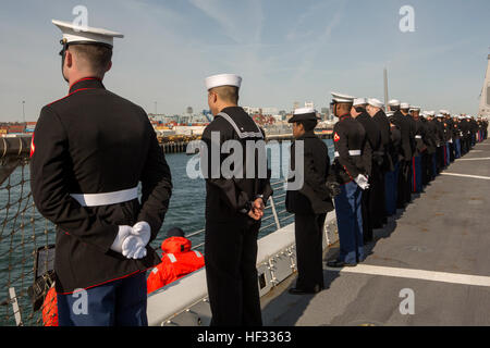 US-Marines und Matrosen an Bord der USS Arlington (LPD-24) amphibious Transport dock Schiff Mann die Schienen gleichzeitig Hafen in Boston, 13. März 2015. Die USS Arlington reiste aus Norfolk, Virginia, South Boston Touren vom 13.-17. März durchzuführen. Marines und Segler reisten nach South Boston in der Alliierten Kriegsveteran Rat St. Patrick's Day Parade marschieren und zur Teilnahme an Community-Verhältnis-Events. (Foto: U.S. Marine Corps CPL Wunsch M. Mora / veröffentlicht) US-Marines an Bord der USS Arlington (LPD-24) Ankunft in Boston, Massachusetts für Parade 150313-M-TG562-124 Stockfoto