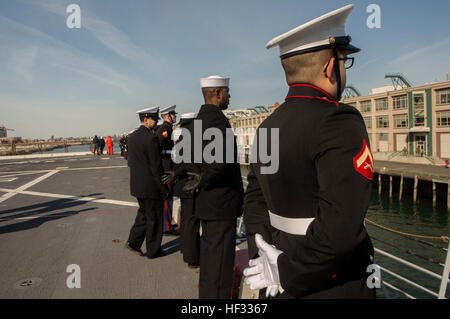 US-Marines und Matrosen an Bord der USS Arlington (LPD-24) amphibious Transport dock Schiff Mann die Schienen gleichzeitig Hafen in Boston, 13. März 2015. Die USS Arlington reiste aus Norfolk, Virginia, South Boston Touren vom 13.-17. März durchzuführen. Marines und Segler reisten nach South Boston in der Alliierten Kriegsveteran Rat St. Patrick's Day Parade marschieren und zur Teilnahme an Community-Verhältnis-Events. (Foto: U.S. Marine Corps CPL Wunsch M. Mora / veröffentlicht) US-Marines an Bord der USS Arlington (LPD-24) Ankunft in Boston, Massachusetts für Parade 150313-M-TG562-137 Stockfoto