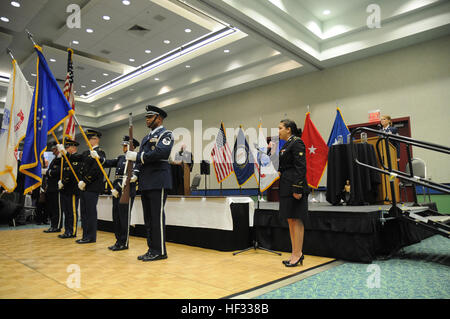 Kentucky Army National Guard Spc. Stacy Pesut, Spezialist für Human ressources Hauptsitz und zentrale Ablösung, 103. chemischen Bataillon, zugewiesen, singt die Nationalhymne, während die Gelenk-Service Kentucky Nationalgarde Color Guard die Farben präsentiert auf der 2015 hervorragende Flieger und Soldat des Jahres Bankett, 14. März im Kentucky Fair and Exposition Center in Louisville, Kentucky. Die jährlichen Awards Dinner ehrt Kentuckys besten Flieger und Soldaten, die von ihren Kollegen für widmet sich auf das Wohlergehen und die Sicherheit unserer Nation anerkannt sind. (Foto von Sgt. 1. Cla Stockfoto