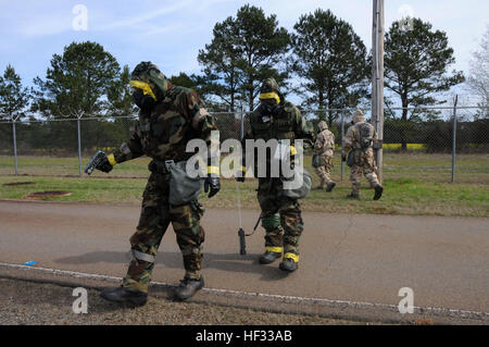 Mitglieder der Air National Guard Scannen für radioaktive Elemente während der globalen Dragon-Bereitstellung für die Ausbildung an der Guardian Center, Perry, Ga., 15. März 2015.  Notfall-Management soll sicher über Training zu reagieren, indem Sie Eintritt in gefährlichen Umgebungen zu erkennen, überwachen und Probe für CBRN und anderen Gefahrstoffen. (U.S. Air National Guard Foto von Senior Airman Cody Martin/freigegeben) Globale Dragon-Bereitstellung für training 150315-Z-LK614-016 Stockfoto