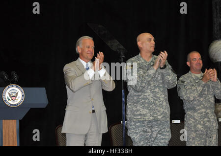 Vizepräsident Joseph Biden und General Raymond Odierno, Kommandierender general für multinationale Kräfte - Irak, veranlasst bei einer Einbürgerung Zeremonie für US-Militärangehörige, die US-Bürger im Al Faw Palace, Bagdad, Irak, 4 Juli offiziell wurde. Vize-Präsident Biden und General Odierno DVIDS185254 Stockfoto