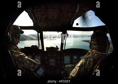 Chief Warrant Officer 3 John Turnball und Ivan Cruz mit Bravo Company, 3. Bataillon, 25. Aviation Regiment vorzubereiten um eine CH-47F Chinook-Hubschrauber auf der Marine Corps Air Station Kaneohe Bay, 16. März 2015 landen. Die Piloten wurden Operational Detachment Alpha 1215, 1st Special Forces Group Joint Base Lewis-McChord, Washington, unterstützt durch die Durchführung einer Helo Besetzung ermöglicht die SFG eine simulierten Kampf Tauchgang Mission auf Marine Corps Training Bereich Faltenbalg zu erfüllen. (U.S. Marine Corps Foto von Lance CPL Brittney Vella/freigegeben) Von Luft, Land, Armee-Züge am Balg 150316-M-TM809-004 Stockfoto