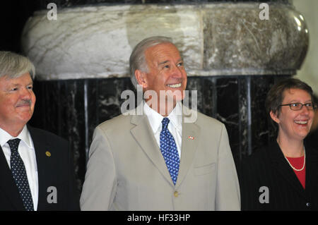 Vizepräsident Joseph Biden beteiligt sich an einer Einbürgerung Zeremonie für US-Militärangehörige im Al Faw Palace, Bagdad, Irak, Juli 4. Vize-Präsident Biden und General Odierno DVIDS185264 Stockfoto