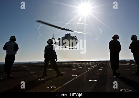 US-Marines mit Marine Light Attack Helicopter Squadron (HMLA) 269, sehen ein AH-1W Super Cobra-Land auf dem Flugdeck während der Fleet Week in den Atlantischen Ozean, an Bord der USS New York 26. April 2014. US-Marines und Navy Matrosen mit 2. amphibischen Angriff Bataillon, 2. Bataillon, 6. Marines und HMLA-269 angezeigt Marine Corps amphibische und Krieg kämpfen Fähigkeiten mit der Marine für die örtliche Gemeinschaft. (Foto: U.S. Marine Corps Lance Cpl. James R. Skelton/freigegeben) USS New Yorker Fleet Week 140426-M-UY829-426 Stockfoto