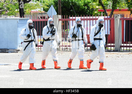 Bürger-Soldaten aus Nebraska chemische, biologische, radiologische, nukleare und hohe Ausbeute explosiven (CBRNE) verbesserte Reaktion Kraft Paket (CERF-P) bereiten Verschiebungen zu drehen, um Opfer von "Erdbeben" während Borinqueneer Antwort auf einen Vorgang bei der Gemeinde Ponce am 18. März zu unterstützen. Diese US Northern Command und National Guard Bureau gesponsert Betrieb ist ein besonderer Schwerpunkt Event für Puerto Rico Nationalgarde mit geschätzten Kosten von $ 1,5 Millionen. Es besteht aus einer Reihe von Übungen entwickelt, um zu bewerten und zu verbessern die Bereitschaft der Nationalgarde in Stockfoto