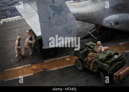 US-Marines mit Indien Batterie, Battalion Landing Team 3. Bataillon, 1. Marineregiment, 15. Marine Expeditionary Unit, laden Sie Munition auf ein MV-22 Osprey während Composite Training Unit Übung (COMPTUEX) an Bord Naval Base San Diego 18. März 2015. Die Marines geladen, Ausrüstung und Personal für die ARG/MEU Expeditionary feuern Übung. COMPTUEX soll helfen, Marines und Segler auf ihren bevorstehenden Einsatz im Frühjahr zu integrieren. (Foto: U.S. Marine Corps CPL Elize McKelvey/freigegeben) Fischadler übernehmen 150318-M-JT438-094 Stockfoto