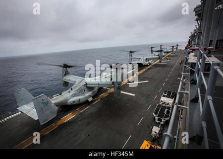 MV-22 b Fischadler decken und richten auf dem Flugdeck der USS Essex (LHD-2) bei Composite Training Unit Übung (COMPTUEX) 18. März 2015 aus. Die Marines sind Ladehilfsmittel und Personalbedarf für ihre nächste Mission – COMPTUEX soll helfen, Marines und Matrosen zu integrieren, für ihren bevorstehenden Einsatz im Frühjahr. (Foto: U.S. Marine Corps CPL Elize McKelvey/freigegeben) Fischadler übernehmen 150318-M-JT438-185 Stockfoto